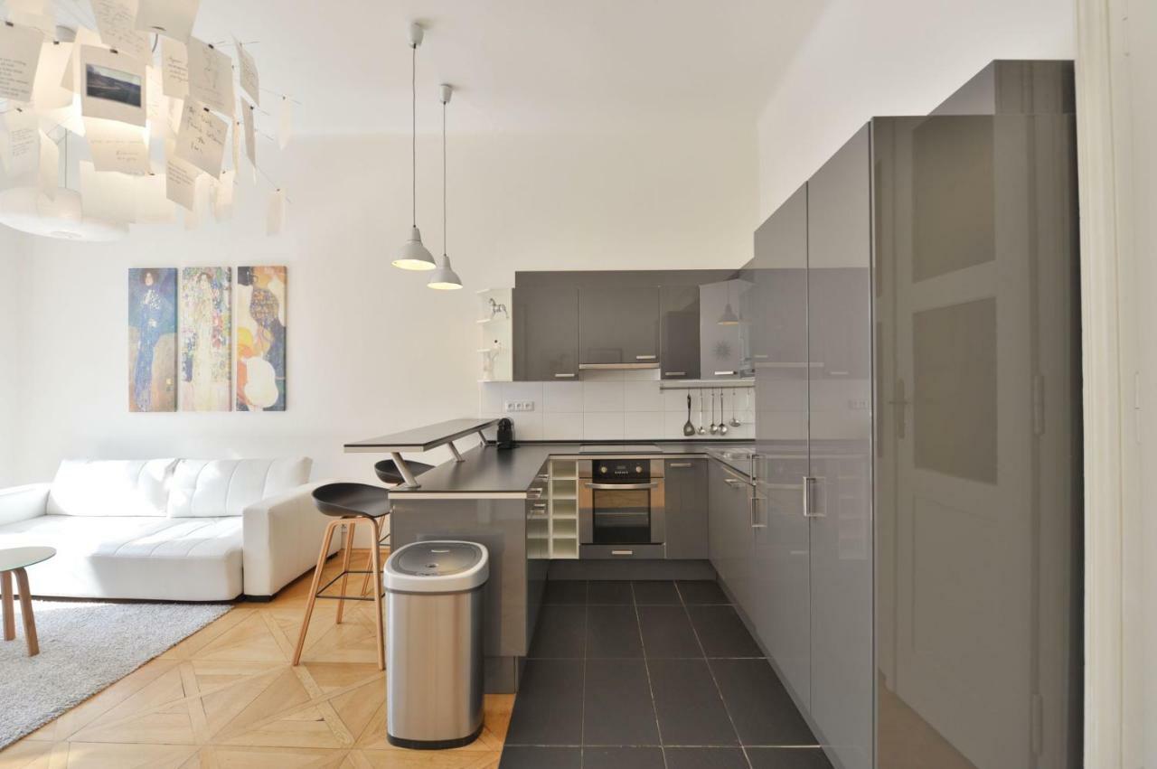 Kafka'S Head Apartment Прага Экстерьер фото