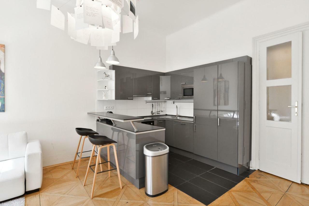 Kafka'S Head Apartment Прага Экстерьер фото