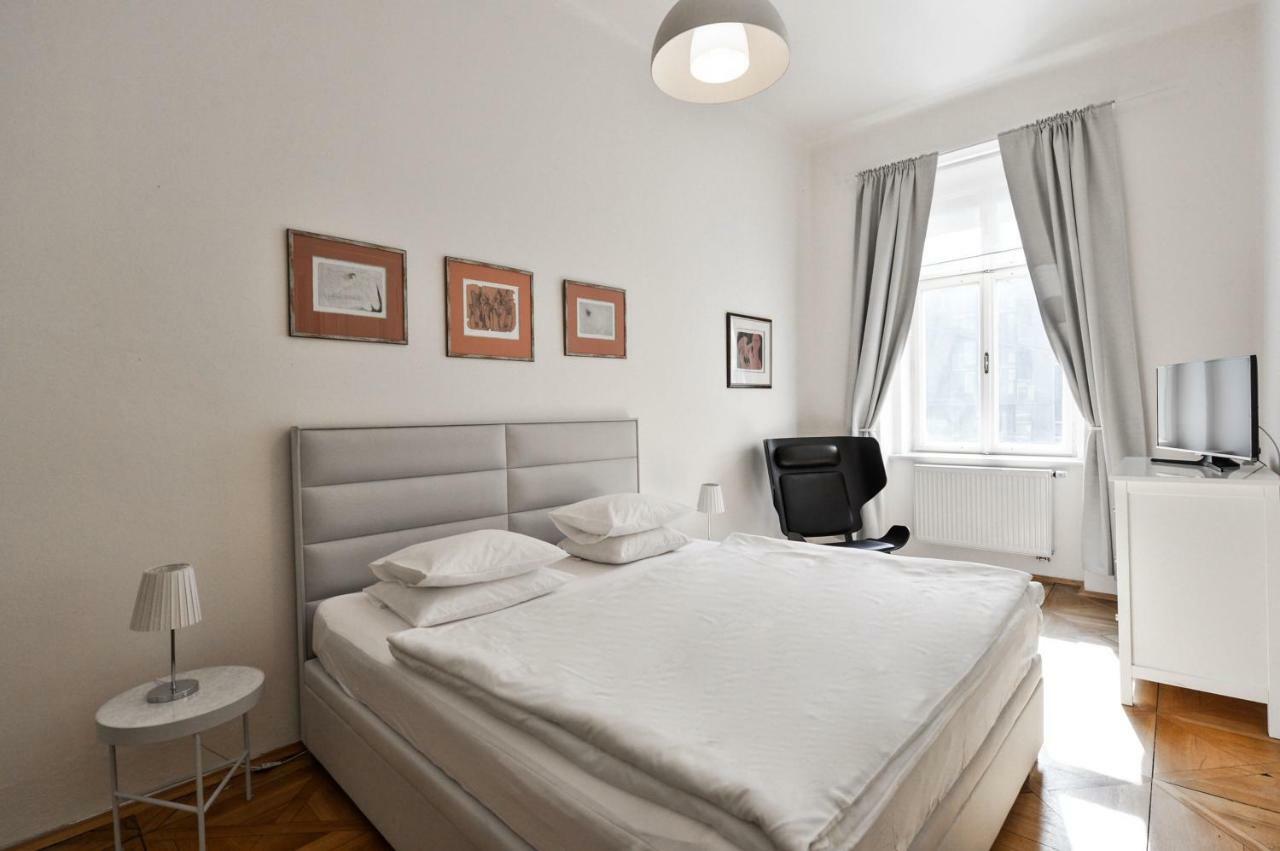 Kafka'S Head Apartment Прага Экстерьер фото