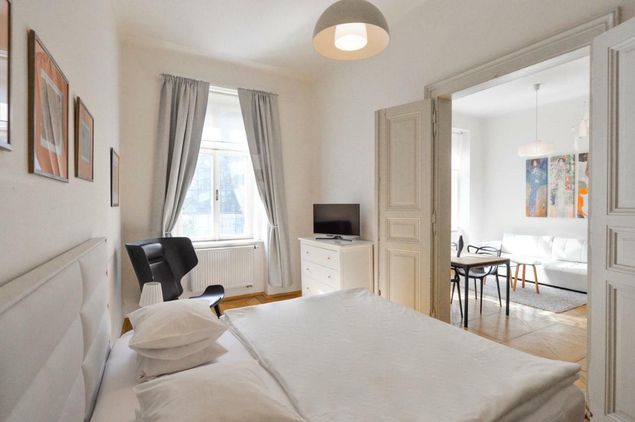 Kafka'S Head Apartment Прага Экстерьер фото